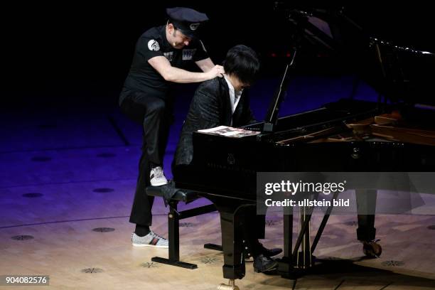 Igudesman & Joo Aleksey Igudesman und der englisch-koreanische Pianist Hyung-ki Joo gastieren mit ihrer Show ?And Now Mozart?Philharmonie Köln