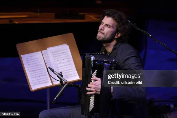 Michael Wollny und Vincent Peirani am 14. Februar 2017 in der Philharmonie Köln