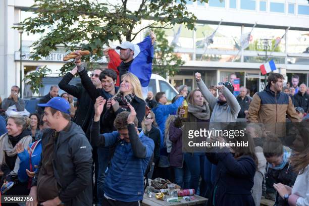 Fußballfans verfolgen das Halbfinalspiel Deutschland-Frankreich anlässlich der Fußball-Europameisterschaft 2016 auf dem Ingolfstorg in Reykjavik