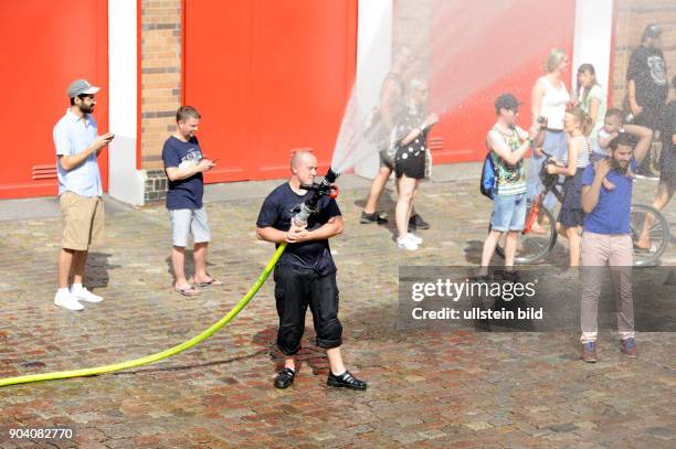 Eine kleine Einsatzübung der Feuerwache 1300 in Oderberger Strasse in Berlin-Prenzlauer Berg geriet zu einer Wasserschlacht und verschaffte den...