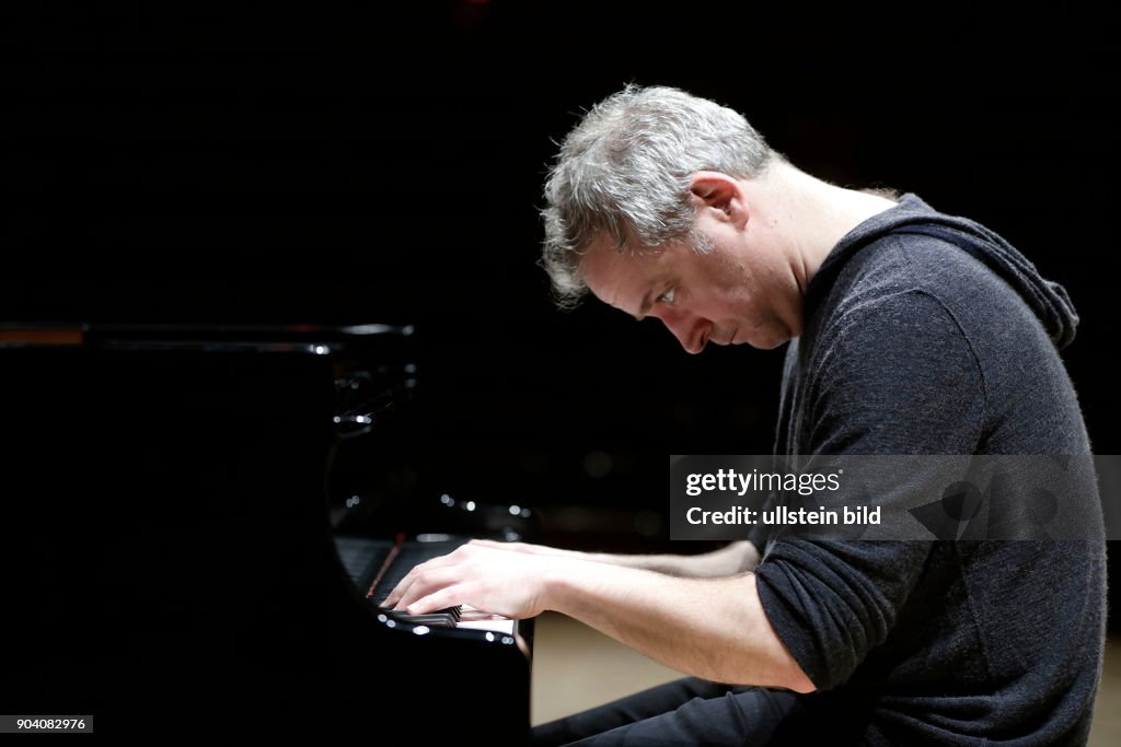 Amerikanische Pianist Jeremy Denk gastiert mit Werken von Franz Schubert und Charles Ives in der Philharmonie Köln