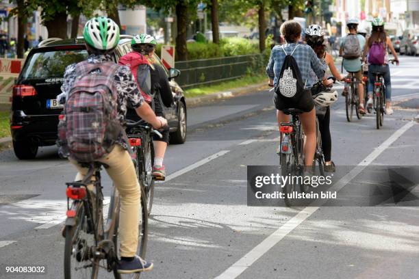 Fahrradfahrer unterwegs auf der Wichertstraße in Berlin-Prenzlauer Berg