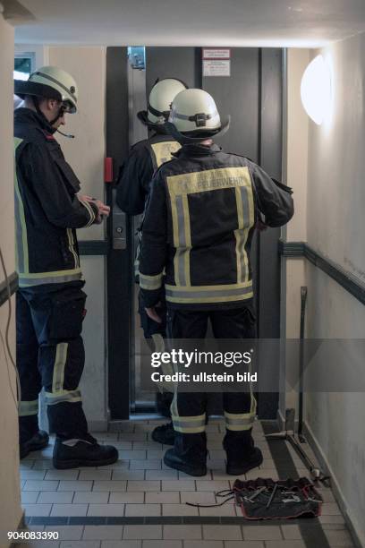 Mitarbeiter der Berliner Feuerwehr befreien Personen aus einem Aufzug