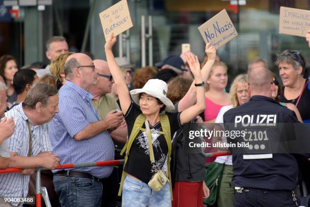 Linken Gegendemonstranten werden bei der Demonstration von Rechtspopulisten und rechten Gruppierungen unter dem Motto: MERKEL MUSS WEG in Berlin von...