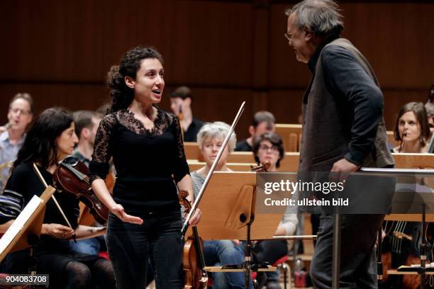 Chouchane Siranossian gastiert in Begleitung des Anima Eterna Brugge unter der Leitung des belgischen Dirigenten Jos Van Immerseel Philharmonie Köln