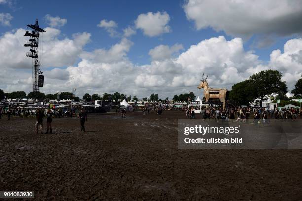 Fans auf dem vom Regen aufgeweichten Festivalgelände während des Wacken-Open-Air Festivals 2016