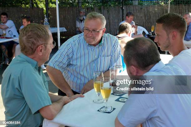 Spitzenkandidat Frank Henkel und Kandidat David Paul sprechen mit Besuchern des Kiezfestes des CDU-Ortsverbands Greifswalder Straße in...