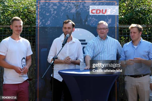 Kandidat David Paul, Dr. Torsten Kühne, Spitzenkandidat Frank Henkel und Dr. Gottfried Ludewig auf dem Kiezfest des CDU-Ortsverbands Greifswalder...