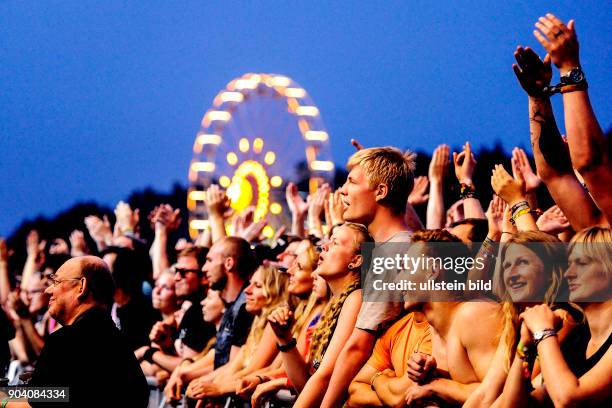 Besucher zum Hurricane-Festival 2016 in Scheeßel. Durch Starkregen, Gewitter und Sturm sind mehr als Hälfte der Bands ausgefallen. Feuerwehr und THW...