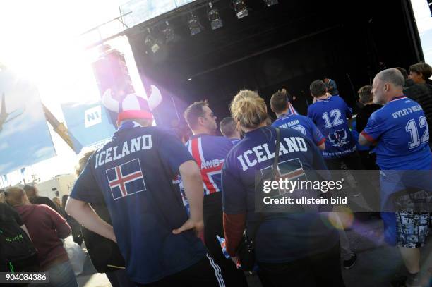 Fußball-Europameisterschaft 2016 - Nach dem Ausscheiden der isländsichen Nationalmannschaft im Viertelfinale gegen Frankreich, begrüßen die Fans die...