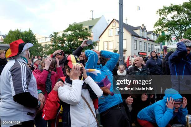 Deutsche Fußballfans verfolgen das Spiel Deutschland gegen Italien anlässlich der Fußball-Europameisterschaft 2016 dem Platz Ingolfstorgl in Reykjavik