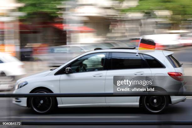 Anlässlich der UEFA Fußball-Europameisterschaft 2016 fahren Autos mit Deutschlandfahne durch Berlin