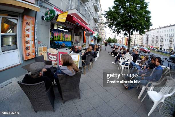 Fußballfans verfolgen das Eröffnungsspiel Frankreich gegen Rumänien anlässlich der Fußball-Europameisterschaft 2016 im Freisitz einer Bar in der...