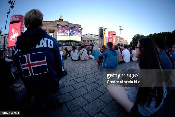 Isländische Fußballfans verfolgen das Spiel Island - Frankreich anlässlich der Fußball-Europameisterschaft 2016 auf der Fanmeile am Brandenburger Tor...