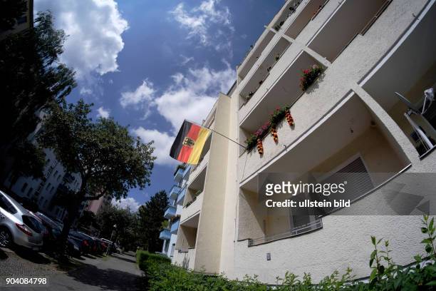 Deutschlandfahne an einem Balkon eines Wohnhauses in Berlin-Wedding anlässlich der Fußball-Europameisterschaft 2016