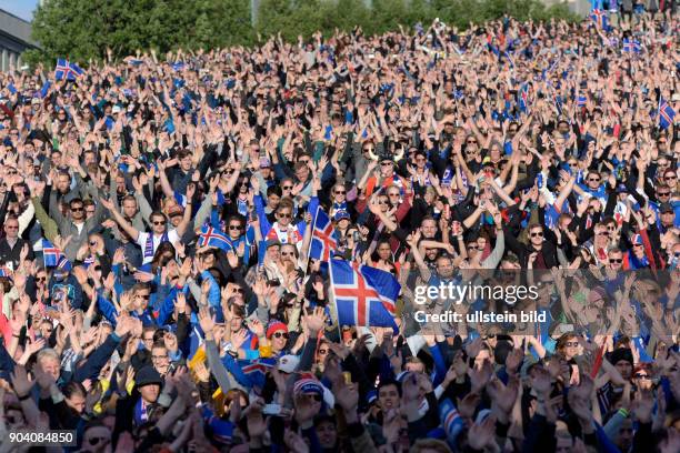 Fußball-Europameisterschaft 2016 - Isländische Fußballfans verfolgen auf einer Grobildleinwand am Hügel Arnarholl in Reykjavik das Fussballspiel...