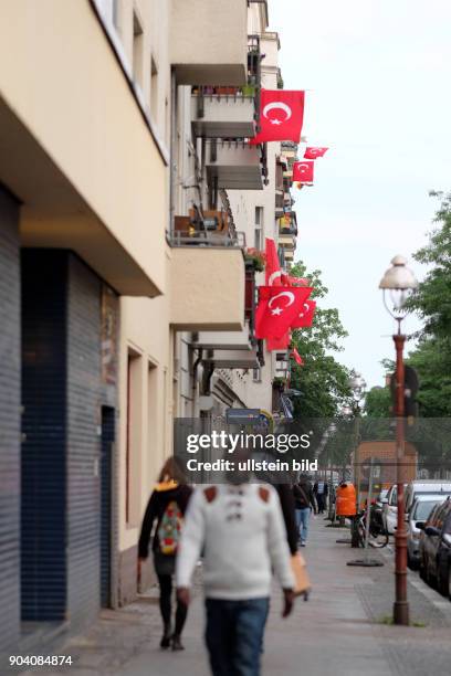 Türkische an einem Wohnhaus in der Hochstädter Strasse in Berlin-Wedding anlässlich der Fußball-Europameisterschaft 2016