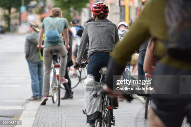 Fahrradfahrer warten an der Kreuzung Schönhauser Allee / Wibyer Straße in Berlin-Prenzlauer Berg