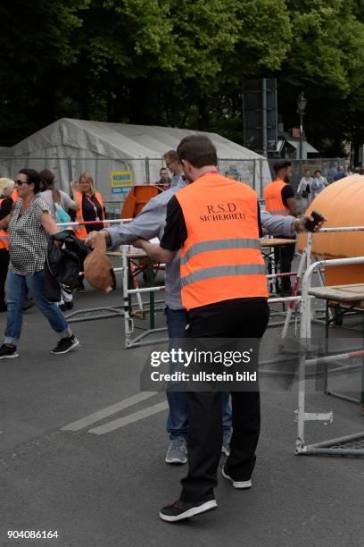 Sicherheitskräfte durchsuchen Besucher anlässlich der Fußball-Europameisterschaft 2016 auf der Fanmeile am Brandenburger Tor in Berlin