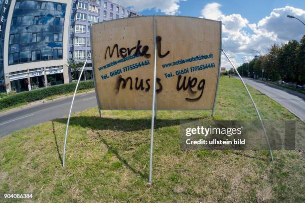 Merkel muss weg - Graffiti an der Rückseite eines Wahlplakates zur bevorstehenden Abgeordnetenhauswahl am 18. September an der Prenzlauer Prommenade...