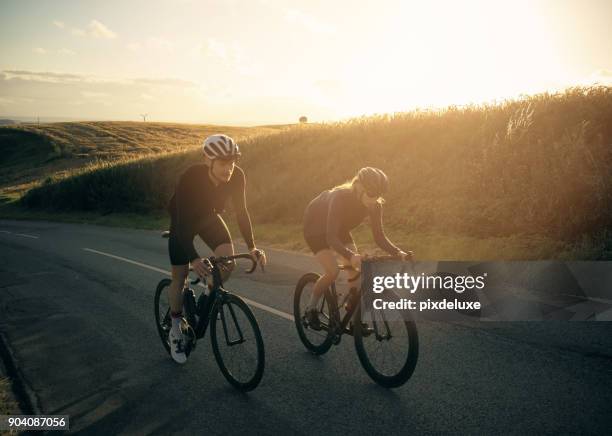 öka vårt fitnesscenter - couple cycling bildbanksfoton och bilder