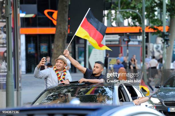 Deutsche Fußballfansfeiern den Sieg ihrer Mannschaft über die Slowakei und den Einzug in Viertelfinale über mit einem Autokorso anlässlich der...