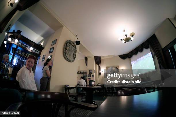 Fussballfans verfolgen in einem leeren Restaurant in Berlin-Prenzlauer Berg das Spiel Russland - England anlässlich der Fußball-Europameisterschaft...