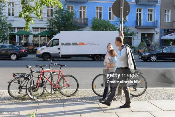 Berlins Regierender Bürgermeister Michael Müller am Rande eines Fotoshooting für seine Wahlkampagne auf der Oderberger Strasse in Berlin-Prenzlauer...