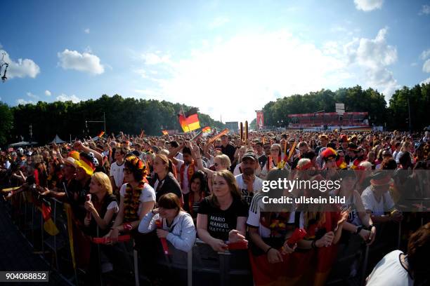 Fußballfans verfolgen das Spiel Deutschland - Nordirland anlässlich der Fußball-Europameisterschaft 2016 auf der Fanmeile am Brandenburger Tor in...