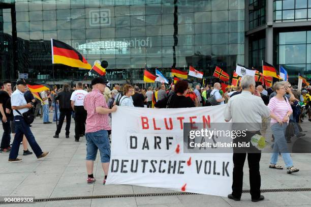 Demonstration von Rechtspopulisten und rechten Gruppierungen unter dem Motto: MERKEL MUSS WEG in Berlin
