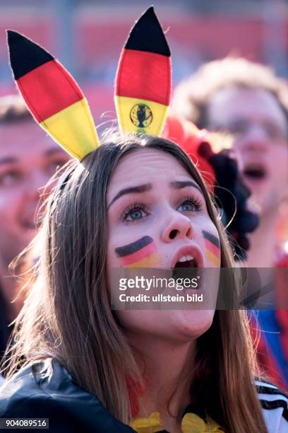 Deutsche Fussballfans beim Public Viewing während des Spiels Deutschland - Nordirland anlässlich der Fußball-Europameisterschaft 2016 in Berlin