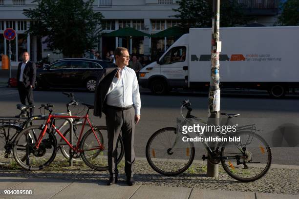 Berlins Regierender Bürgermeister Michael Müller am Rande eines Fotoshooting für seine Wahlkampagne auf der Oderberger Strasse in Berlin-Prenzlauer...