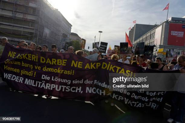 Proteste linker Gruppen gegen das Vorgehen der türkischen Regierung unter Präsident Erdogan nach dem gescheiterten Putschversuch in Berlin-Neukölln...