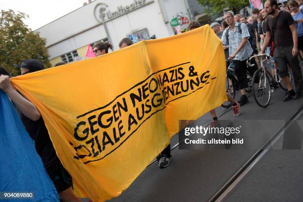 Demonstration unter dem Motto -AfD Stoppen- zieht durch den Berliner Stadtteil Prenzlauer Berg