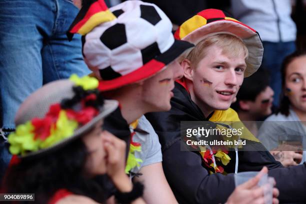 Deutsche Fussballfans beim Public Viewing in der Kulturbrauerei in Berlin-Prenzlauer Berg anlässlich der Fußball-Europameisterschaft 2016