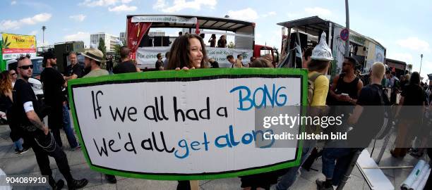 Demonstranten fordern mit der 20. Hanfparade in Berlin die Legalisierung von Cannabis