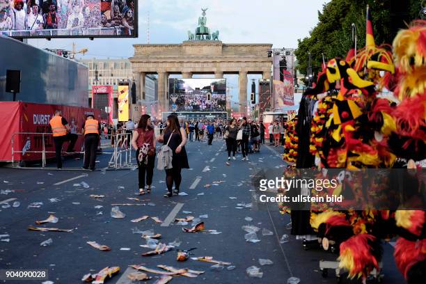 Leere Fanmeile auf der Straße des 17. Juni am Brandenburger Tor in Berlin nach dem Spiel Deutschland - Nordirland anlässlich der...