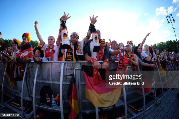 Jubel auf der Berliner Fanmeiloe - Fußballfans verfolgen das Spiel Deutschland - Slowakei anlässlich der Fußball-Europameisterschaft 2016 auf der...