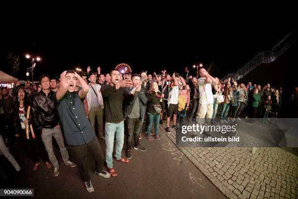 Fußballfans verfolgen das Spiel Deutschland - Italien anlässlich der Fußball-Europameisterschaft 2016 auf der Fanmeile am Brandenburger Tor in Berlin
