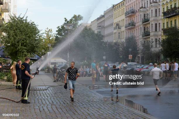 Eine kleine Einsatzübung der Feuerwache 1300 in Oderberger Strasse in Berlin-Prenzlauer Berg geriet zu einer kleinen Wasserschlacht und verschaffte...