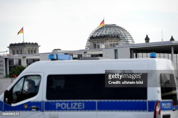 Fahrzeug der Polizei am Rande einer Demonstration im Berliner Regierungsviertel