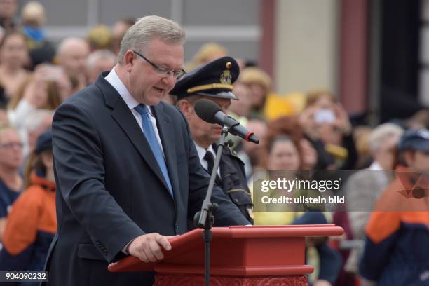 Innensenator Frank Henkel spricht bei der Vereidigung von 150 Feuerwehrleuten aller Laufbahnen anlässlich des Tages der offenen Tür bei der Berliner...