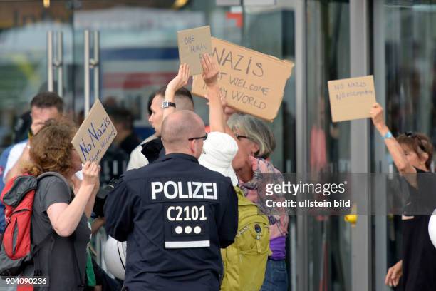 Linken Gegendemonstranten werden bei der Demonstration von Rechtspopulisten und rechten Gruppierungen unter dem Motto: MERKEL MUSS WEG in Berlin von...