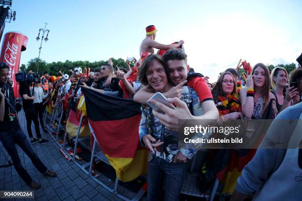 Schlagersänger Micky Krause auf der Berliner Fanmeiloe - Fußballfans verfolgen das Spiel Deutschland - Slowakei anlässlich der...