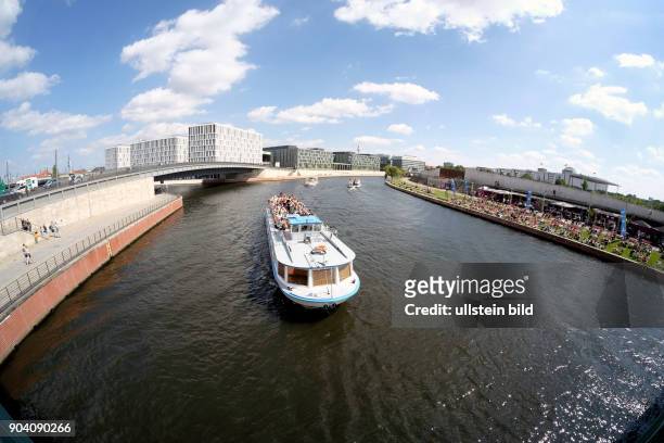 Fahrgastschiffe fahren auf der Spree durch das Berliner Regierungsviertel