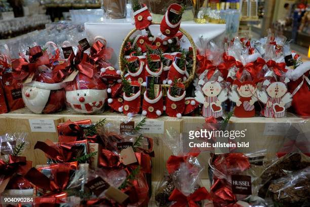 Schokoladenweihnachtsmänner, Dominsteine und andere Süßwaren stehen in Vorweihnachtszeit bei einem Süßwarenhänder in den Schönhauser Allee Arcaden