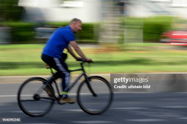 Fahrradfahrer unterwegs auf der Wisbyer Straße in Berlin-Prenzlauer Berg