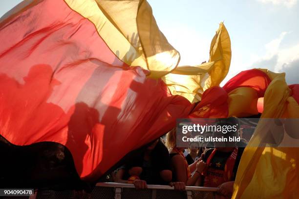 Deutsche Fussballfans beim Public Viewing während des Spiels Deutschland - Nordirland anlässlich der Fußball-Europameisterschaft 2016 e in Berlin