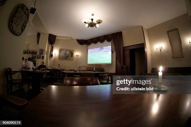 Fussballfans verfolgen in einem leeren Restaurant in Berlin-Prenzlauer Berg das Spiel Russland - England anlässlich der Fußball-Europameisterschaft...