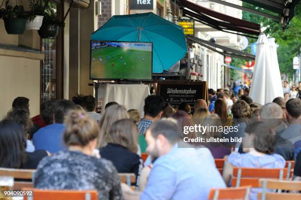 Fußballfans verfolgen das Spiel Deutschland-Slowakei anlässlich der Fußball-Europameisterschaft 2016 vor einem Restaurant in der Kastanienallee in...